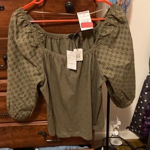 Women’s Green 3/4 balloon sleeve top. NWT. Cute design on sleeves.